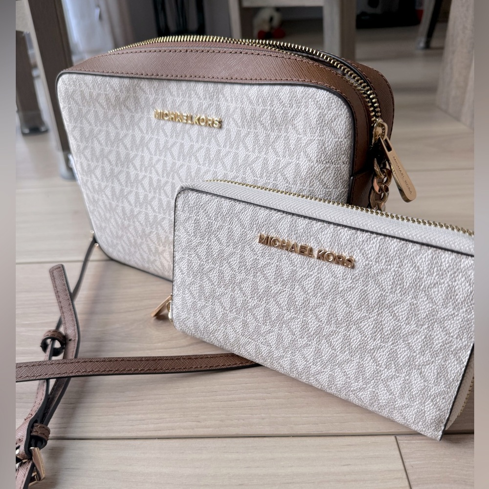 Michael Kors Jet Set matching purse and wallet